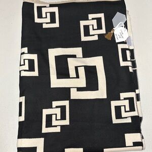Vicose chic Black and Cream Geometric polyester-Blend large wrap. Very soft